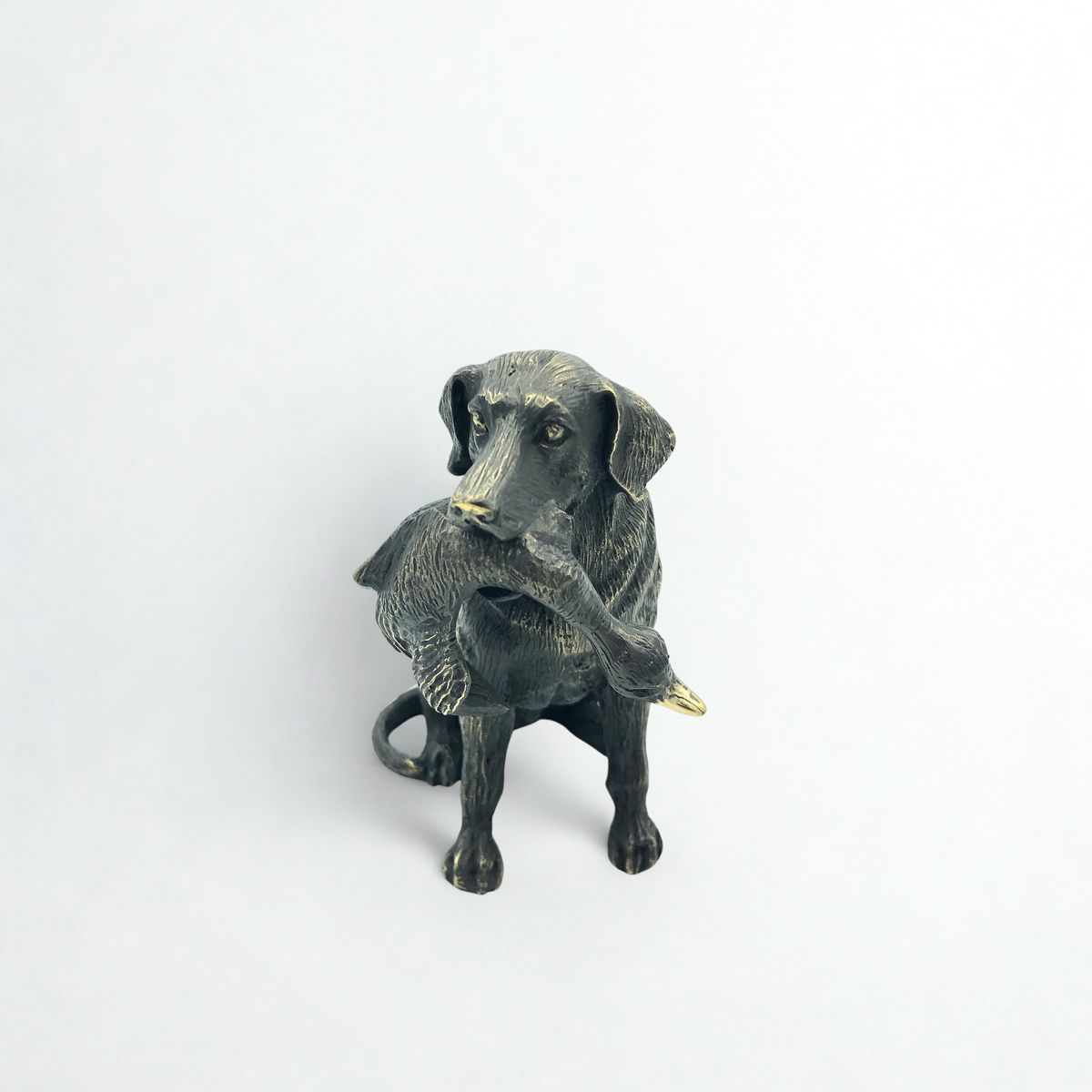 Figurka "Labrador z kaczką"