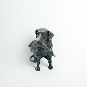 Figurka "Labrador z kaczką" 1