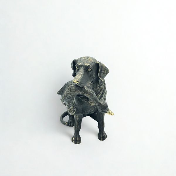 Figurka "Labrador z kaczką"