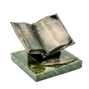 Księga mądrości — mosiężna statuetka z grawerem dedykacji