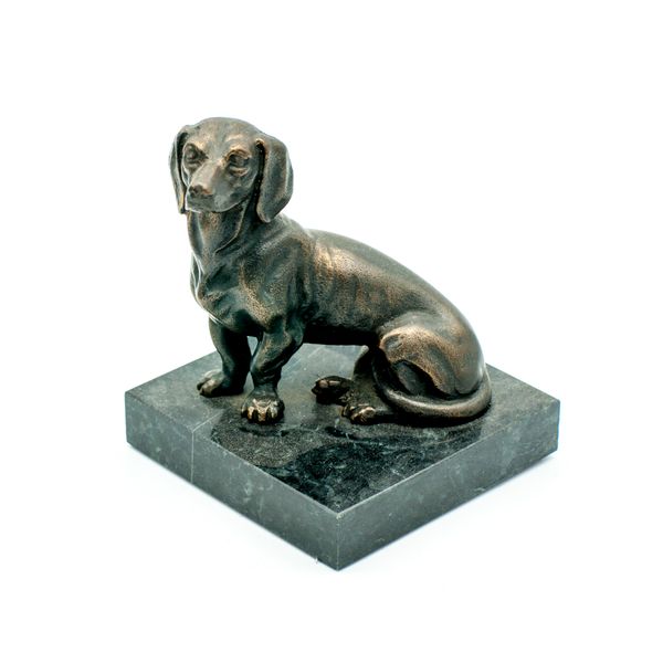 Figurka "Jamnik siedzący" marmur