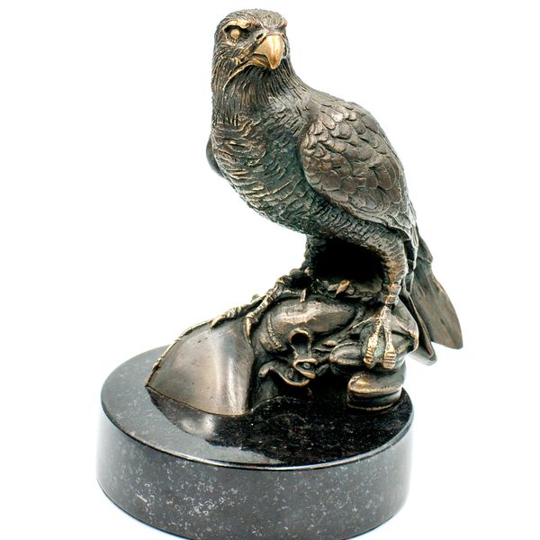 Rzeźba "Sokół na rękawicy"