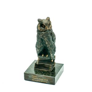 Sowa na księgach — mosiężna statuetka z grawerem 1