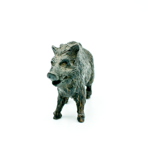 Figurka "Dzik mały z głową w górze"