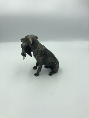 Figurka "Labrador z kaczką" 2