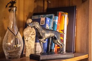 Duża statuetka Wyżeł w stójce 8